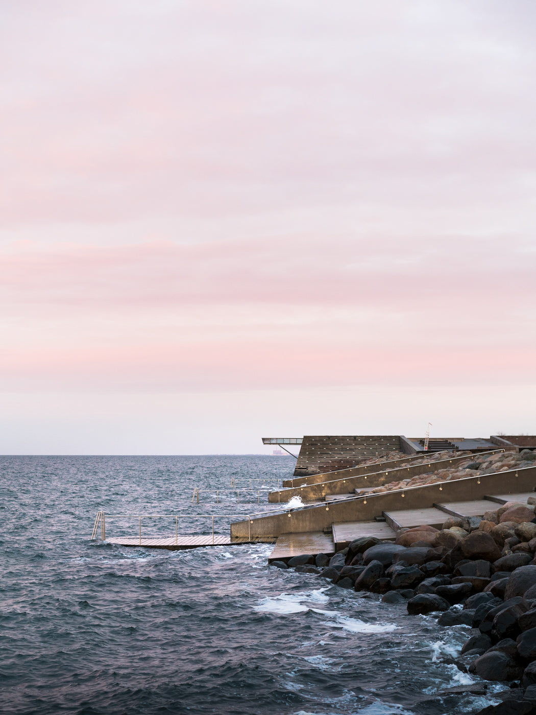 Morgonljus över Titanicbryggan